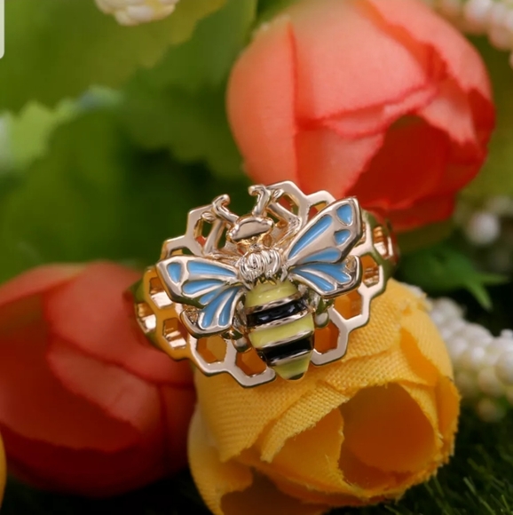 Beautiful 18k Honey Comb Bee Ring - Picture 4 of 8